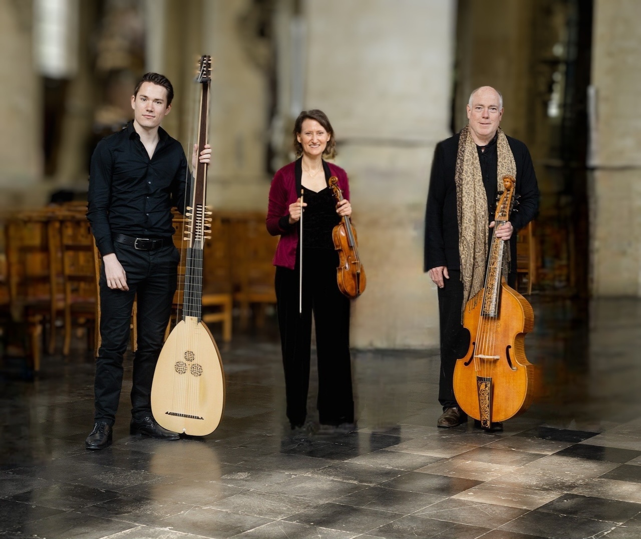 Photo des trois musiciens avec leurs instruments