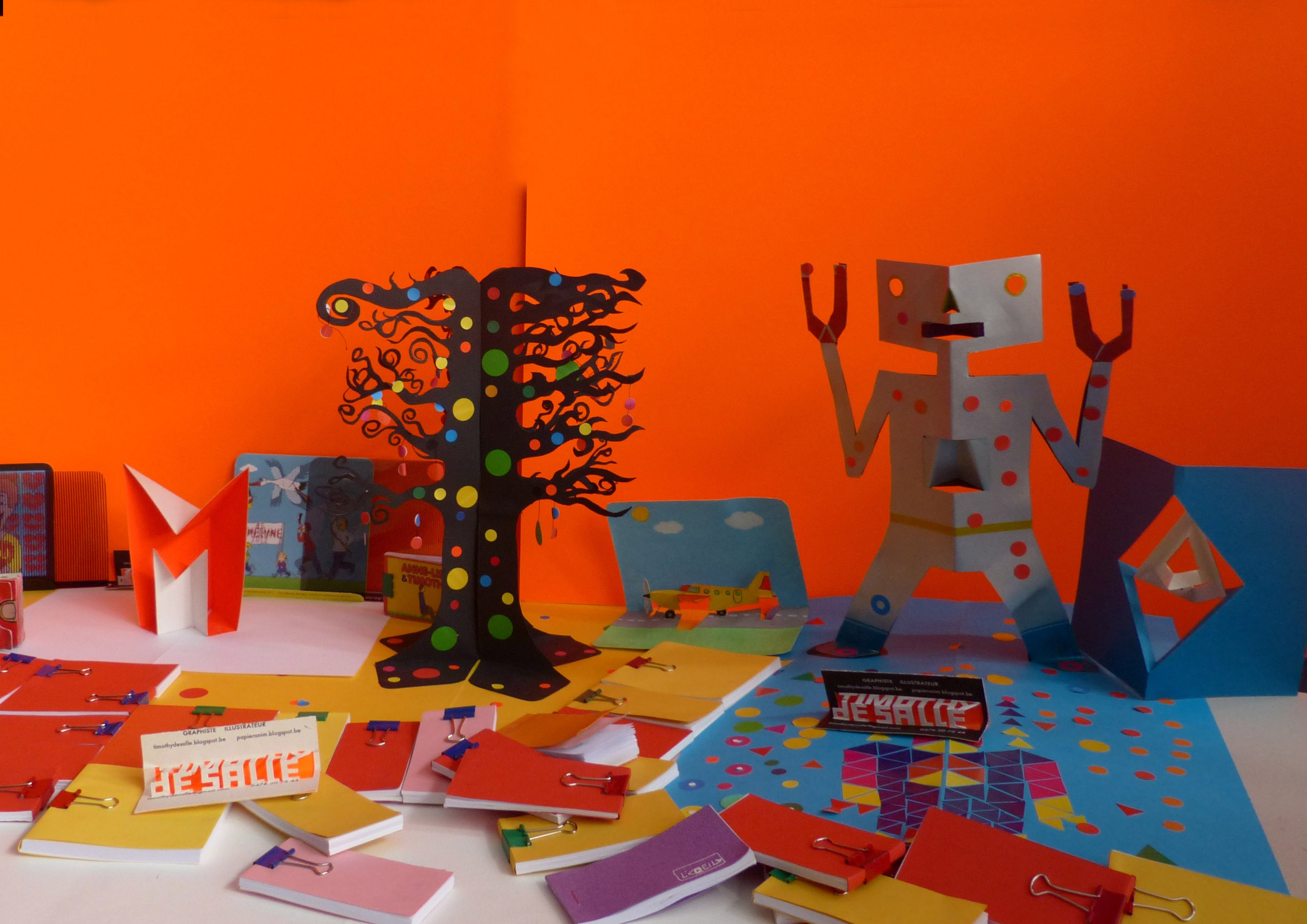 Table couverte d'un arbre et un robot en pop-up