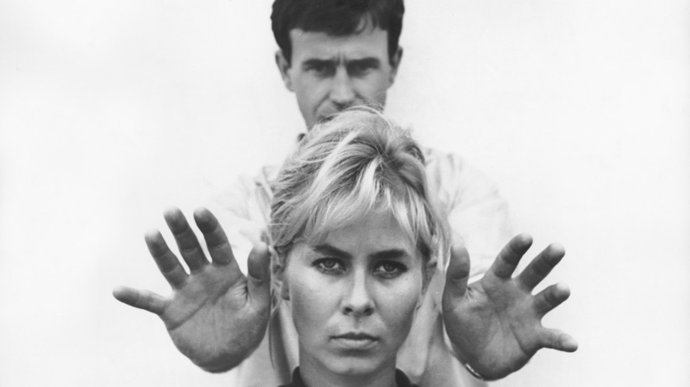 Photo extraite d'un film femme avec un homme derrière elle