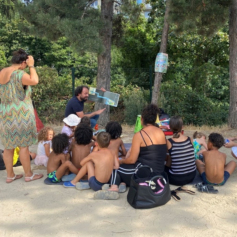 groupe d'enfants dans un parc