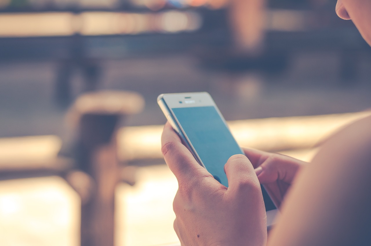 Personne tenant un smartphone
