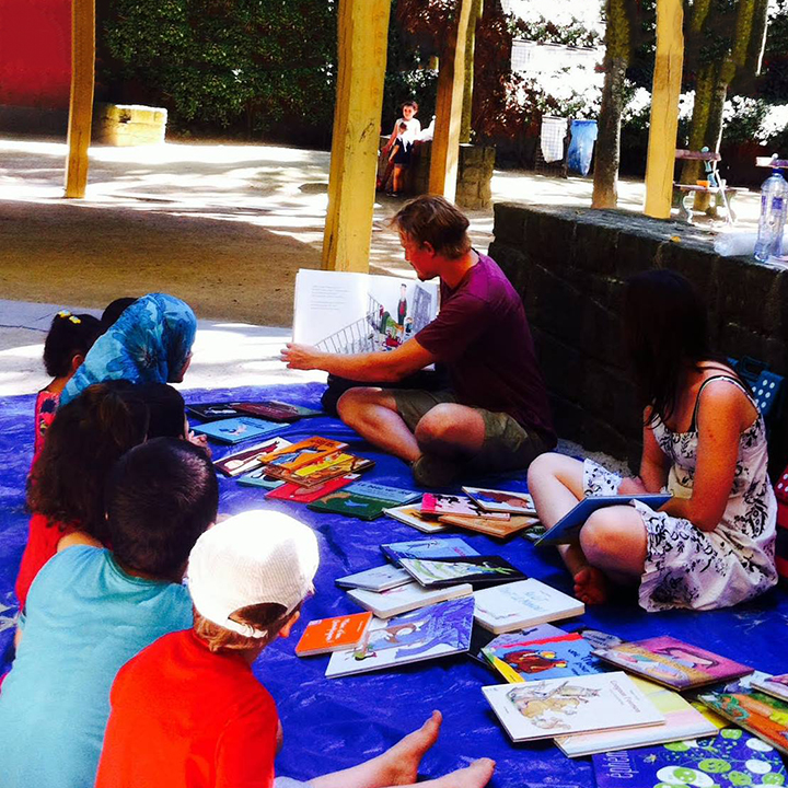 Séance de lecture dans un parc à Saint-Josse