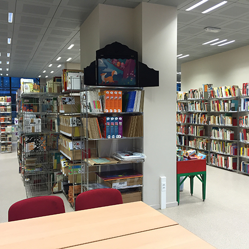 Intérieur de la bibliothèque spécialisée avec ses kamishibaï