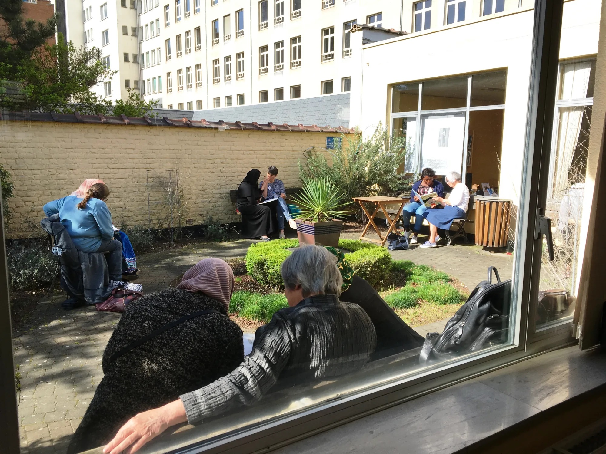 Lecture dans le jardin