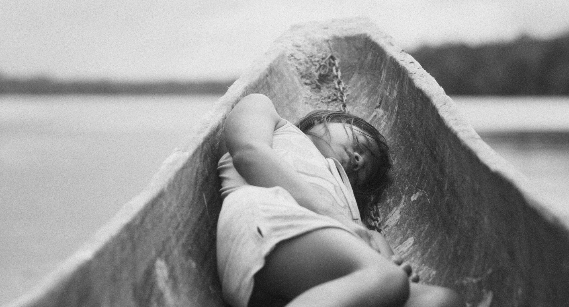 Jeune fille endormie dans une barque