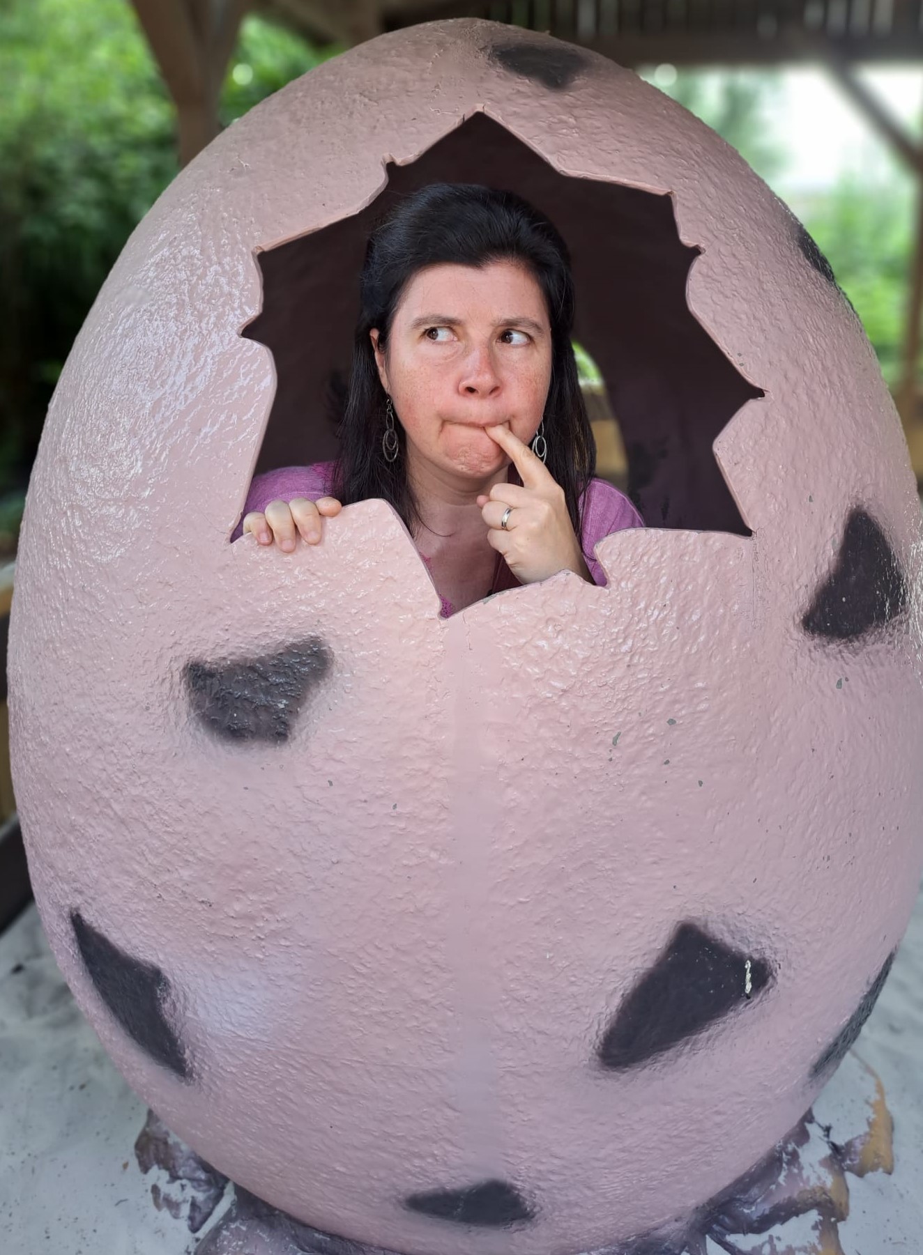 Photo de la conteuse dans un oeuf rose