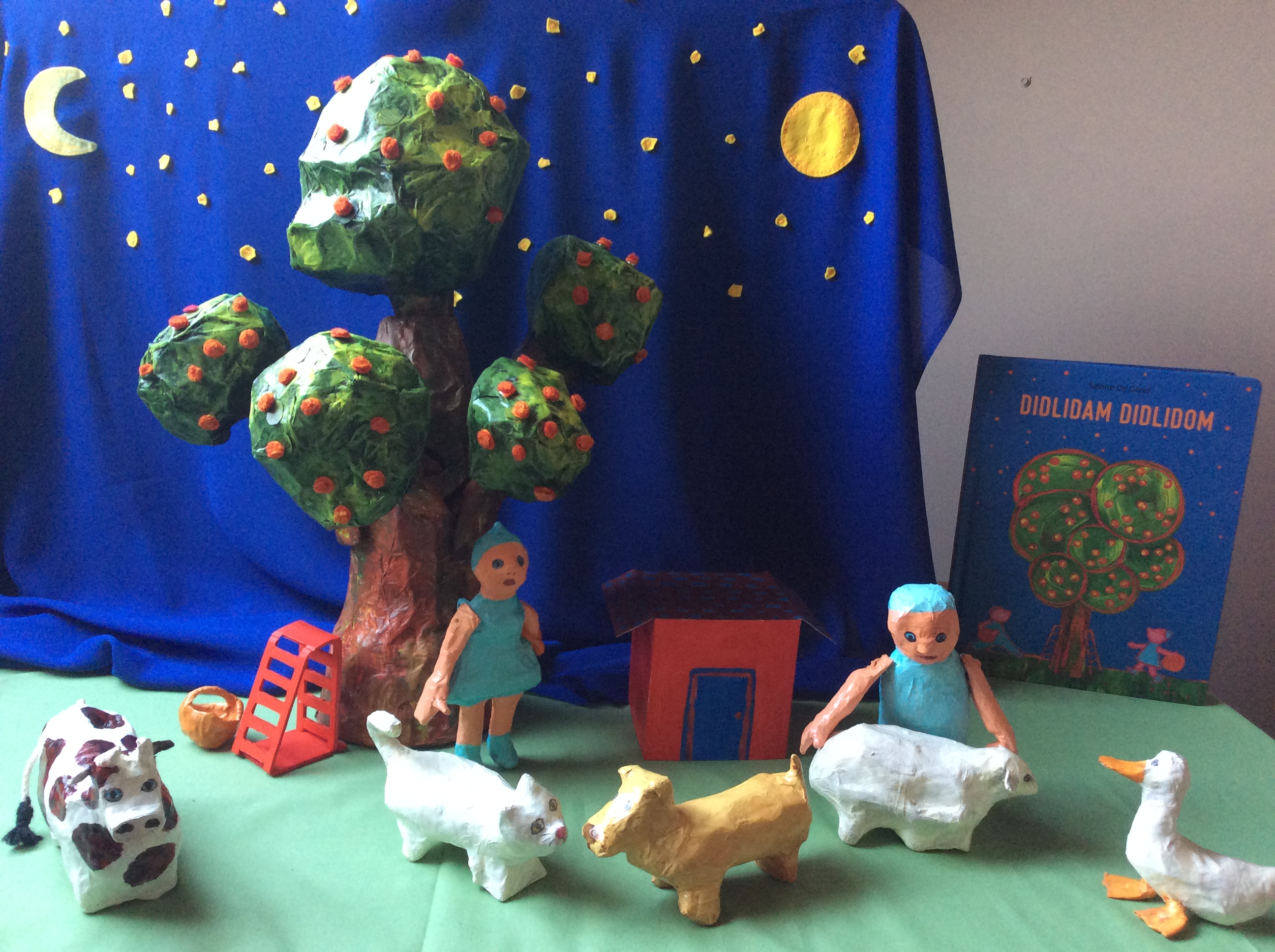 Plateau avec deux personnages et des animaux