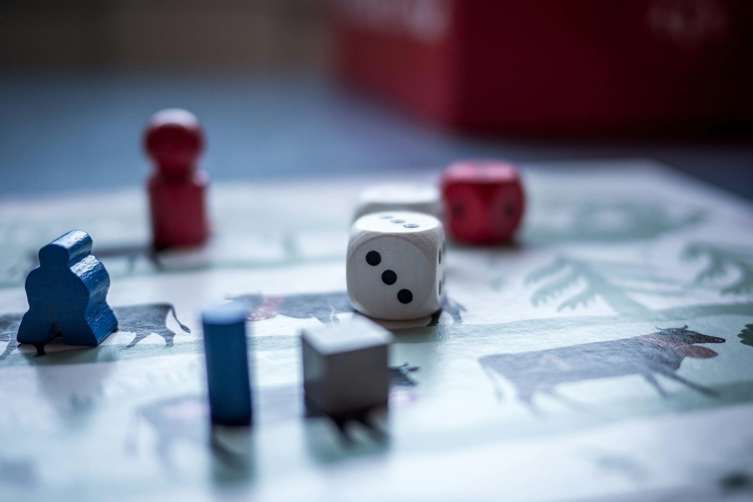 Plateau de jeux avec dés et pions