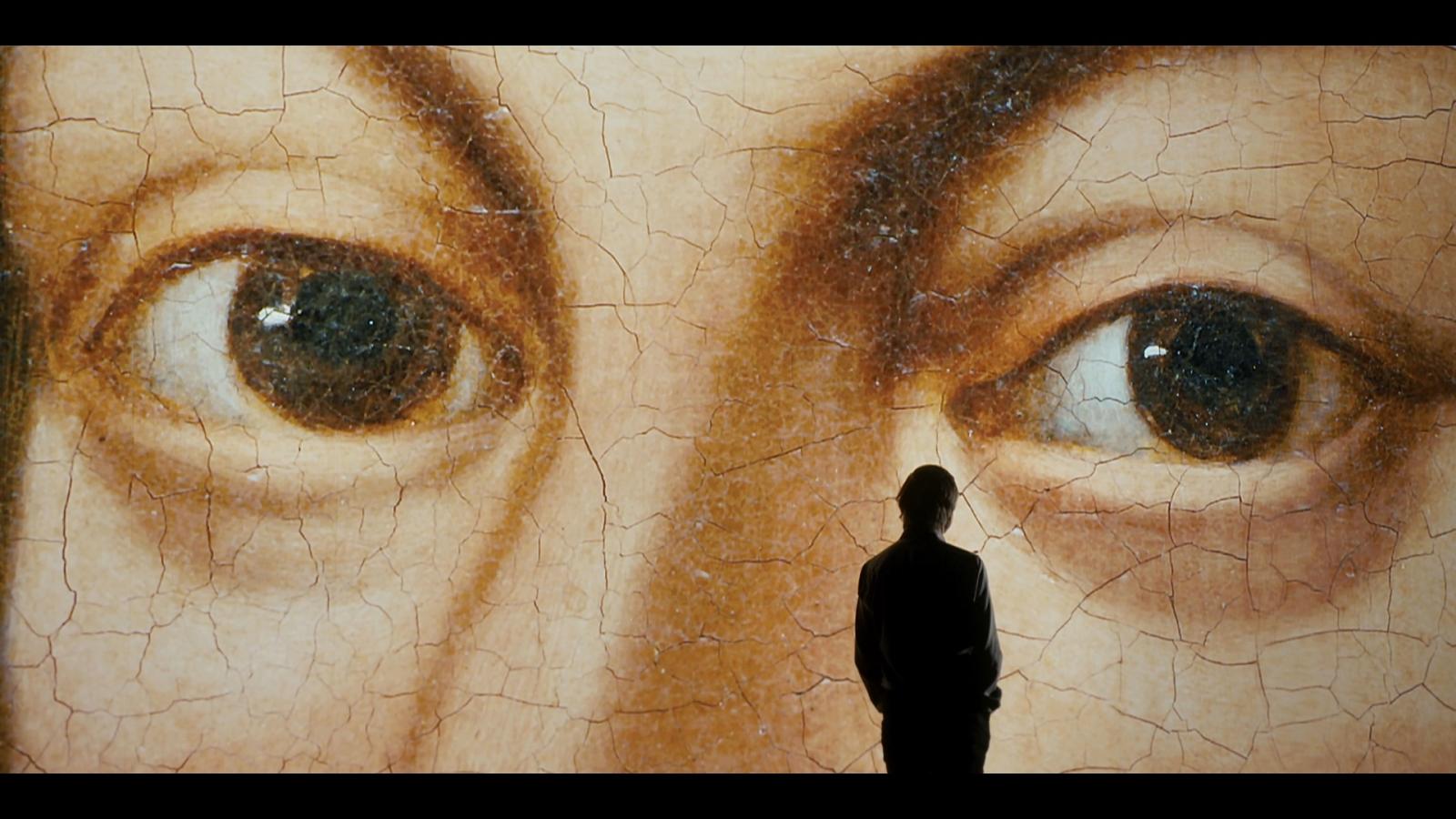 photo d'une personne devant un tableau 