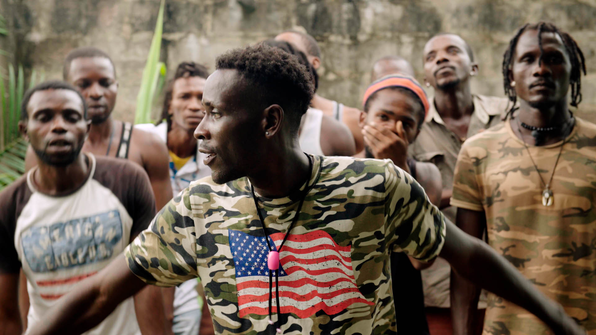 Photo d'un groupe d'hommes congolais occupés à chanter