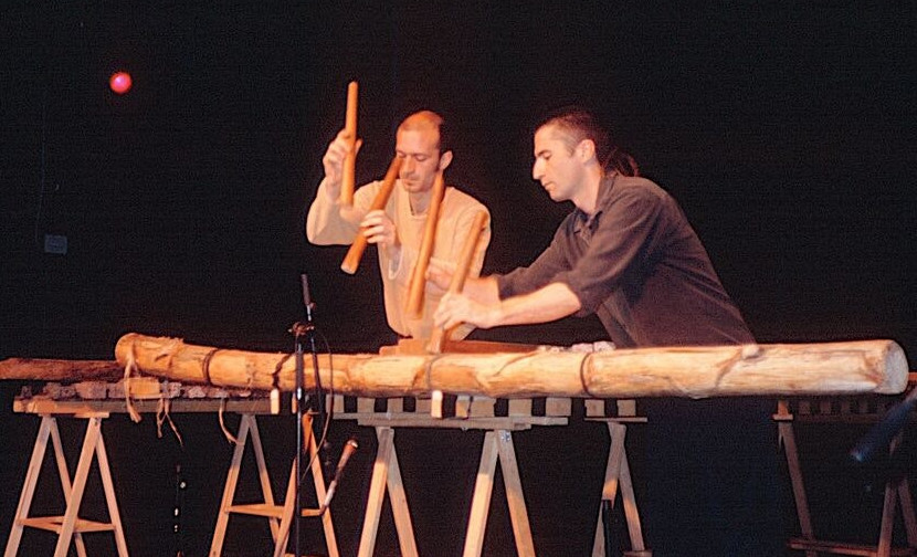 Photo de deux musiciens jouant du Txalaparta