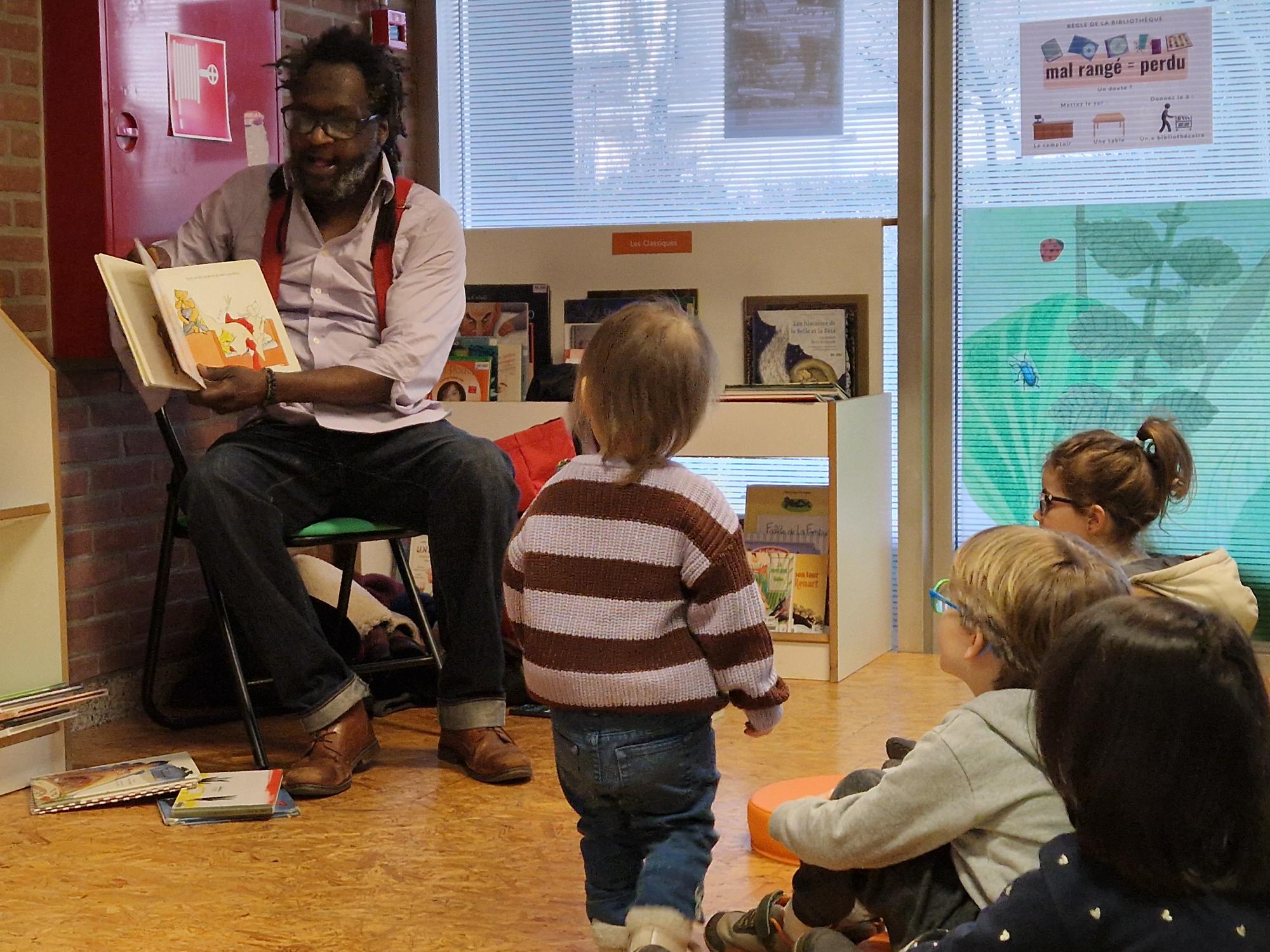 Photo d'Almamy Barry lisant des histoires aux enfants