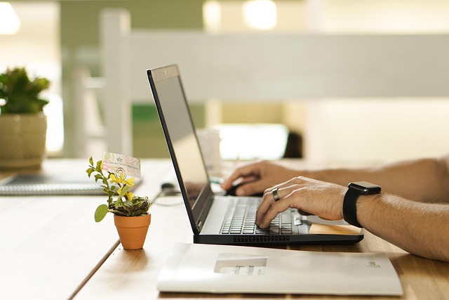 Une personne est en train de taper sur un clavier d'ordinateur