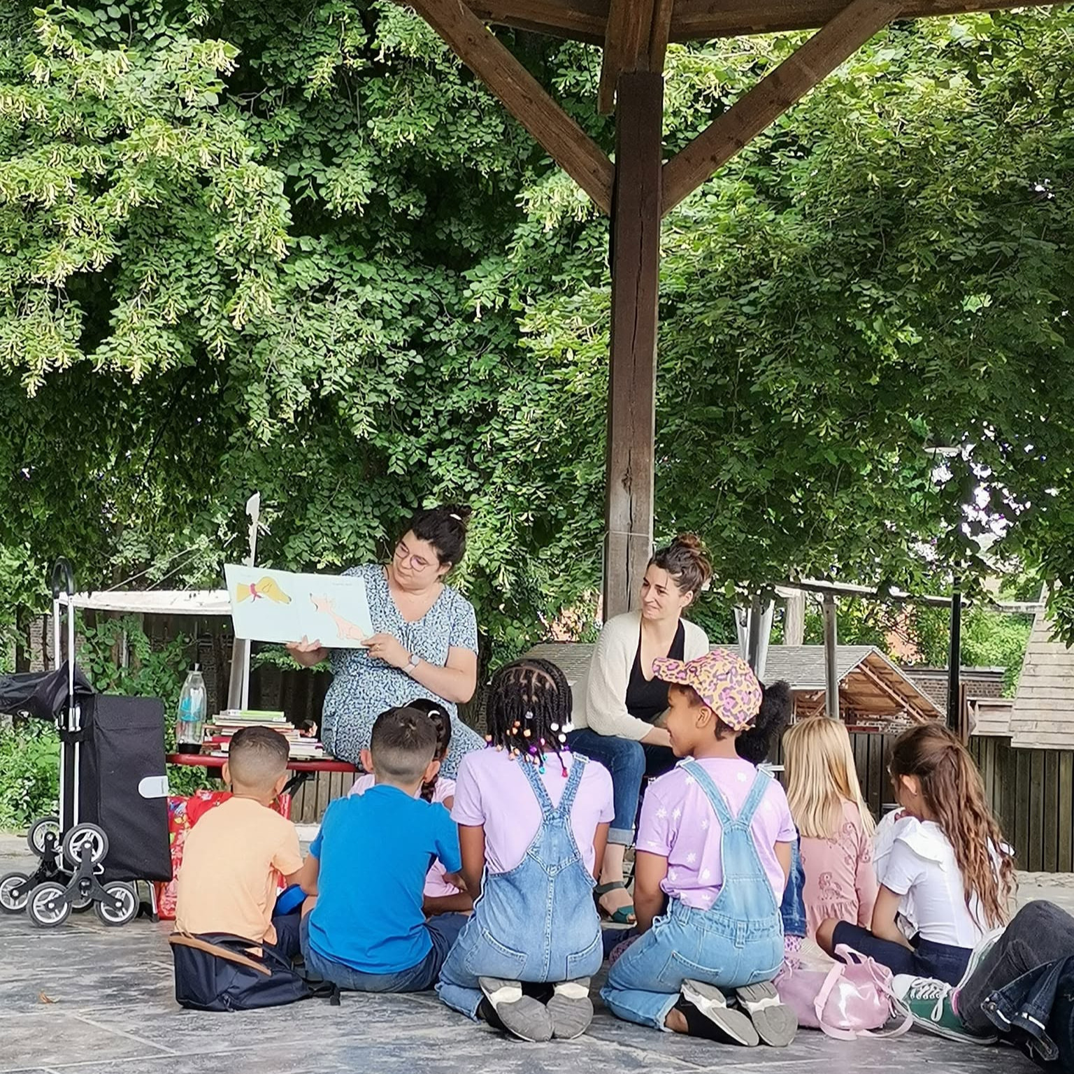 Lecture d'histoires sous le kiosque du Parc Georges-Henri