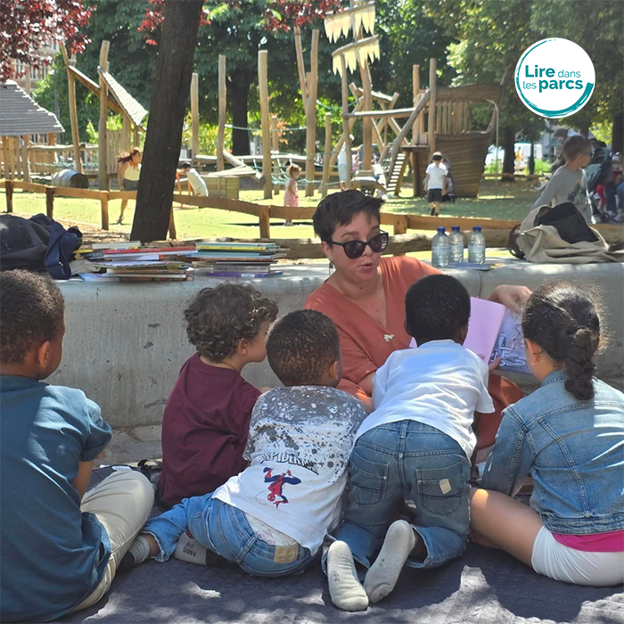 Séance de lecture d'un album dans le parc du Quai de la Houille